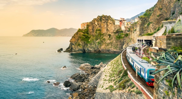 Italien Cinque Terre Bahn Foto iStock Julia Lavrinenko